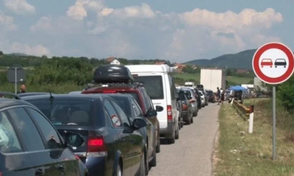 Kolona 350 metra në dalje të Kosovës nga Dheu i Bardhë