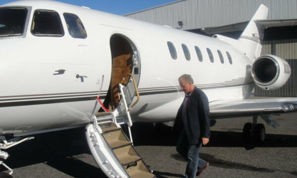 Pacolli me një foto duke hipur në avion: Një këshillë për ata që papritur kanë fluturuar në pozita të larta