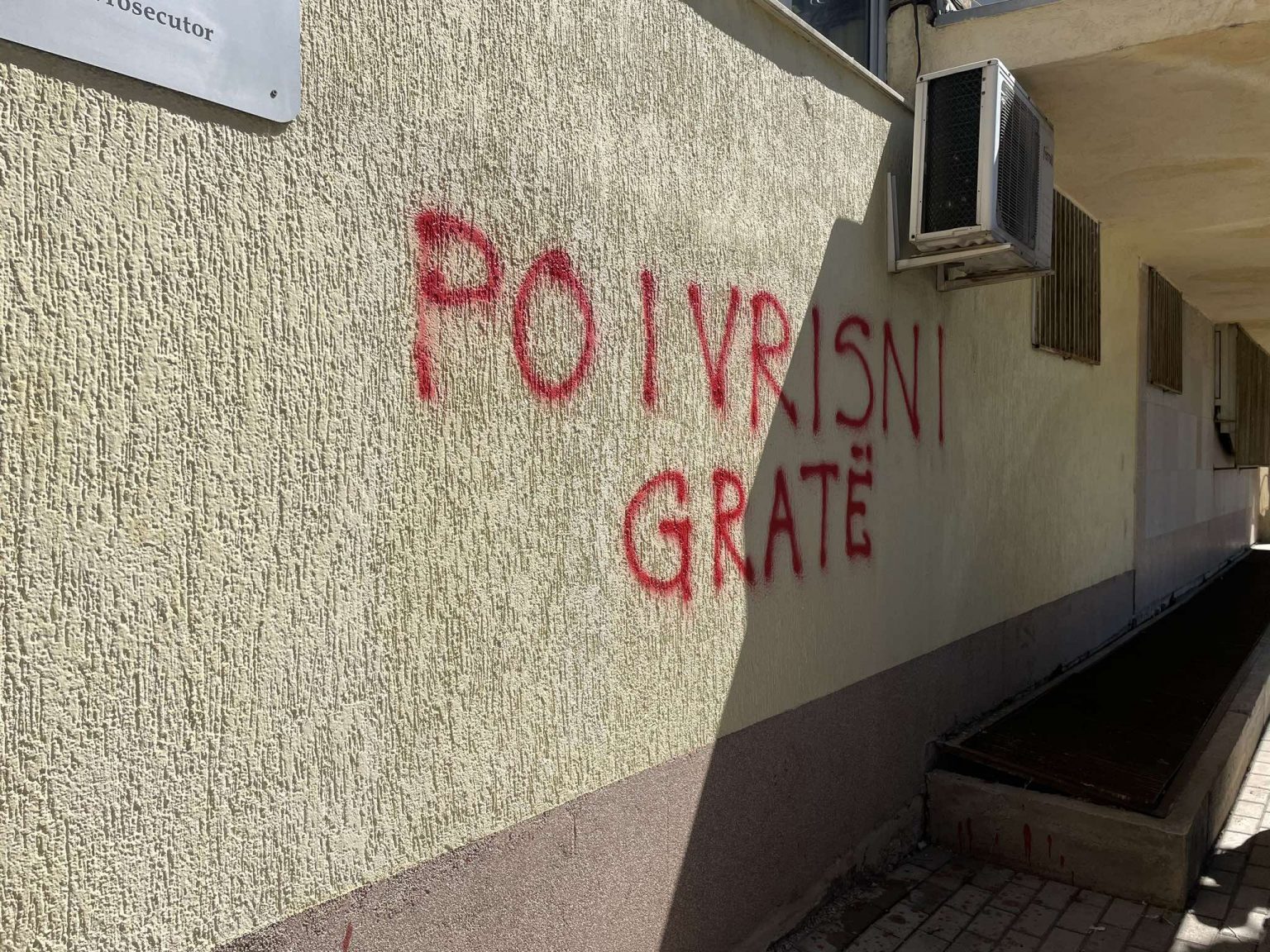 “po-i-vrisni-grate”-–-kolektivi-per-mendim-dhe-veprim-feminist-i-drejtohet-institucioneve-per-plagosjen-e-gruas-ne-fushe-kosove