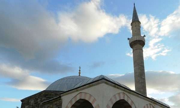 vidhet-arka-me-para-ne-nje-xhami-ne-ferizaj