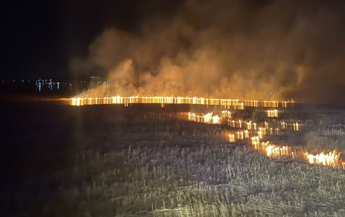 Zjarrfikësit në telashe, flakët përfshijnë ashpër sonte tri lokacione të Suharekës (VIDEO)