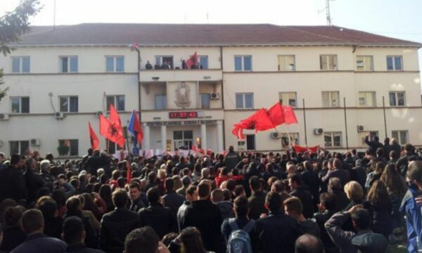 “Edhe Gjeografinë na e kanë ndaluar, se Kosova paraqitet shtet”: Shqiptarët në gjendje të rëndë protestojnë në Bujanoc