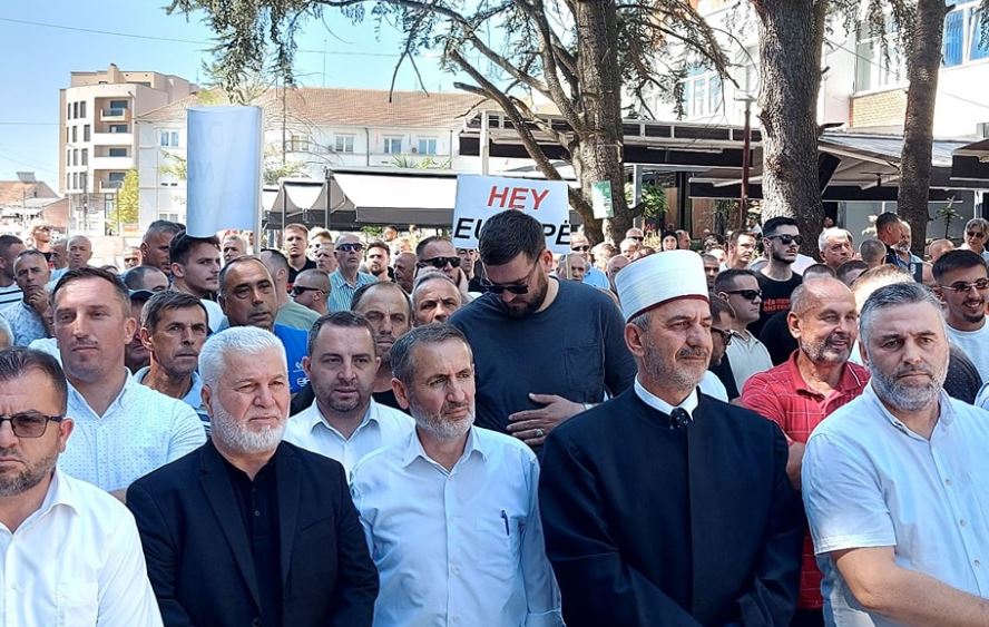 Kamberi në protestë: Qeveria në Beograd po refuzon të respektojë të drejtat tona