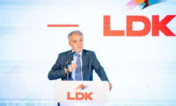 “per-pushtet-absolut”,-hamiti:-vv-ja-po-e-deshiron-kapjen-e-mediave-dhe-te-gjyqesorit