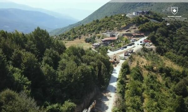 Kurti publikon pamje nga punimet e rugës Prizren-Tetovë: Po lidhim dy qytete historike