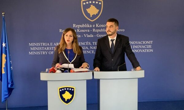 Kelmendi: Për 24 orë mbi 60 mijë aplikime për subvencionim të teksteve shkollore