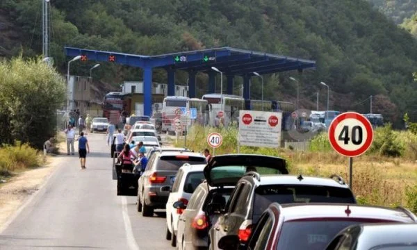 Një orë pritje për të dalë nga Kosova në Merdarë dhe te Dheu i Bardhë