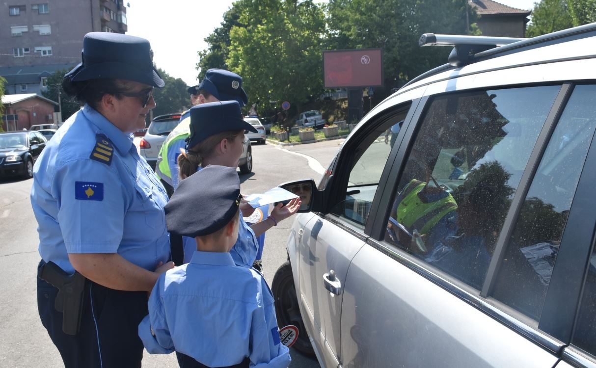 Fëmijët në Mitrovicë të Veriut “bëhen” policë, bashkë me zyrtarët e PK-së këshillojnë shoferët