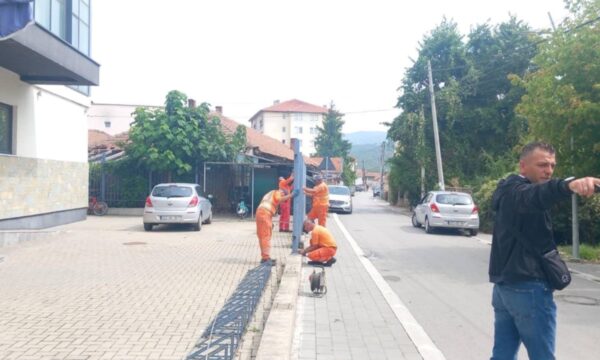 Atiq thotë se i kanë larguar grilat që e rrethojnë objektin e Komunës së Mitrovicës së Veriut