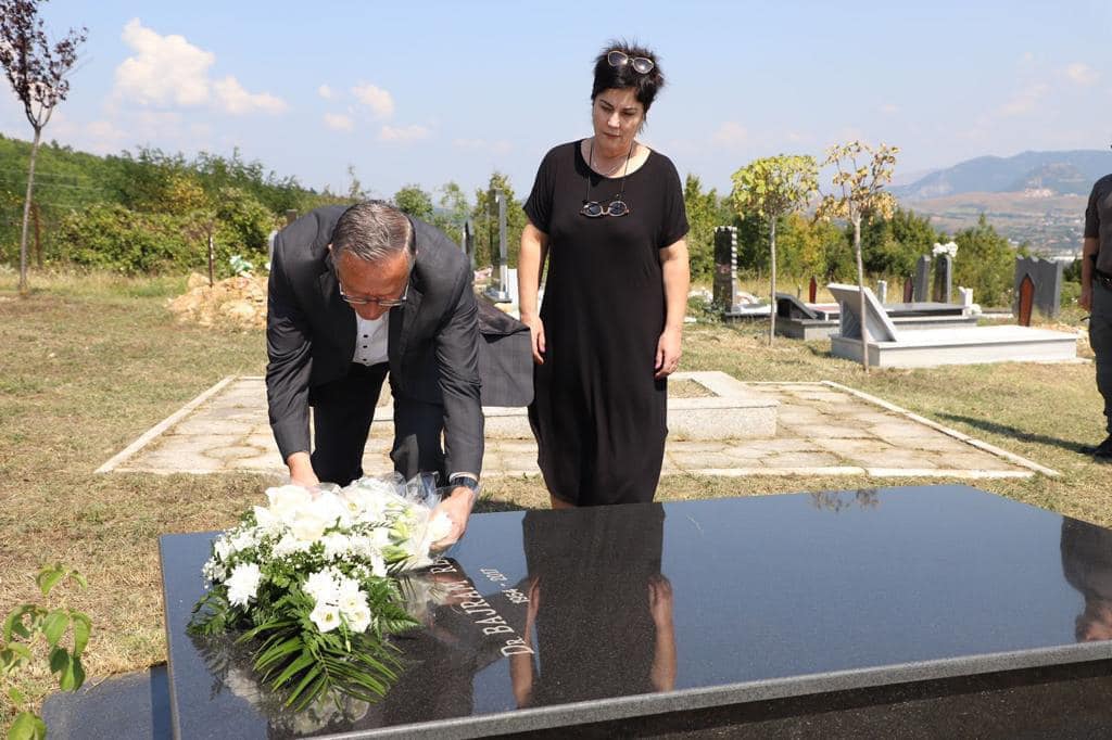 Hamza vendos lule te varri i Rexhepit në shtatëvjetorin e vdekjes së tij