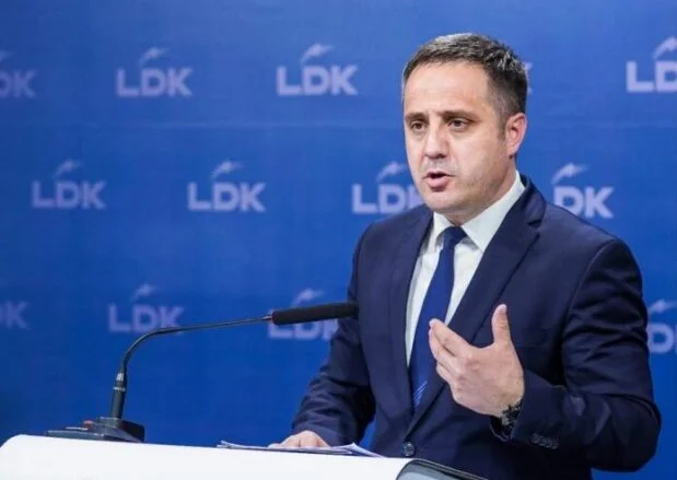 Selmanaj: Nuk mundesh me qenë edhe me Amerikën dhe me perkrahë Albin Kurtin