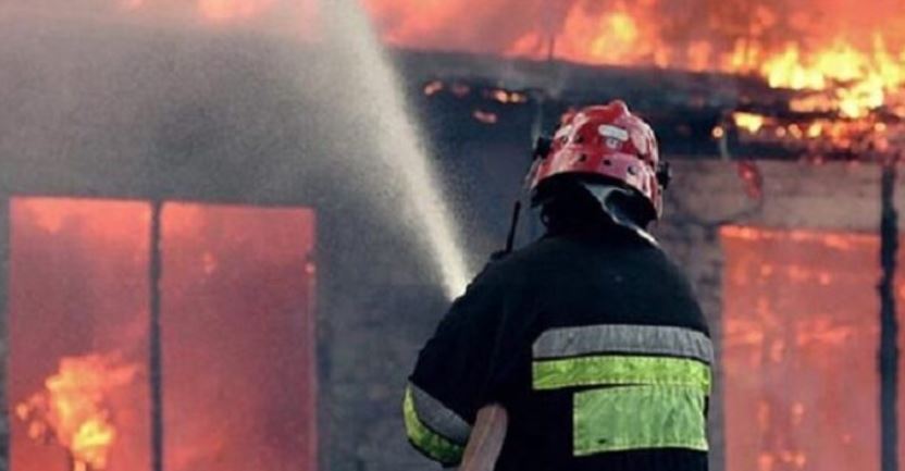 Përfshihet nga zjarri një banesë në Fushë Kosovë, nuk ka të lënduar