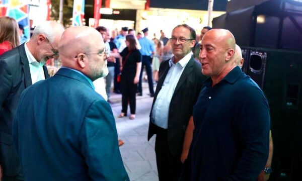 jazz-ne-mitrovice,-haradinaj-publikon-fotografi-me-hovenier-dhe-ambasadoret-tjere