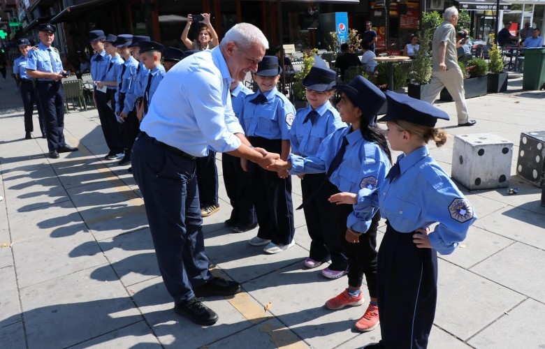 svecla-shperndan-fotografi-me-femijet-ne-uniforme-te-policise-se-kosoves