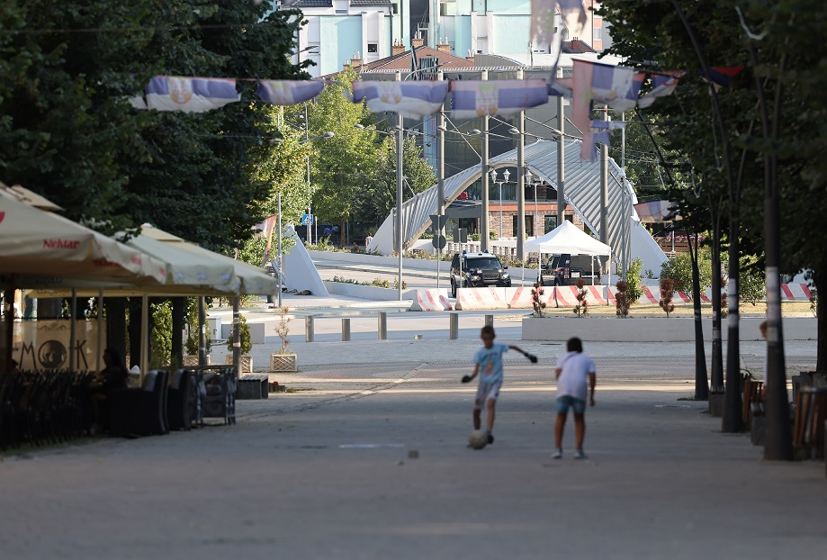 Pasditja e sotme pranë Urës së Ibrit, fëmijët luajnë me top dhe karabinierë që sigurojnë zonën