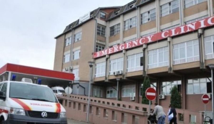 S’lejohen më ambulancat e spitaleve private, automjetet për bartjen e kufom*ave dhe taksitë në oborrin e QKUK’së