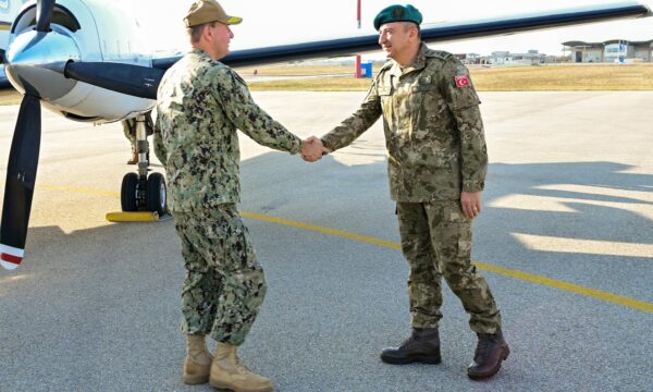 Ulutas takohet me Admiralin e NATO’s Stuart B. Munsch, flasin për sigurinë në Kosovë