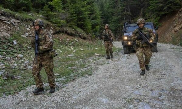 Ushtarët italianë dhe kroatë patrullojnë rreth kufirit- KFOR’i njofton për operacionin