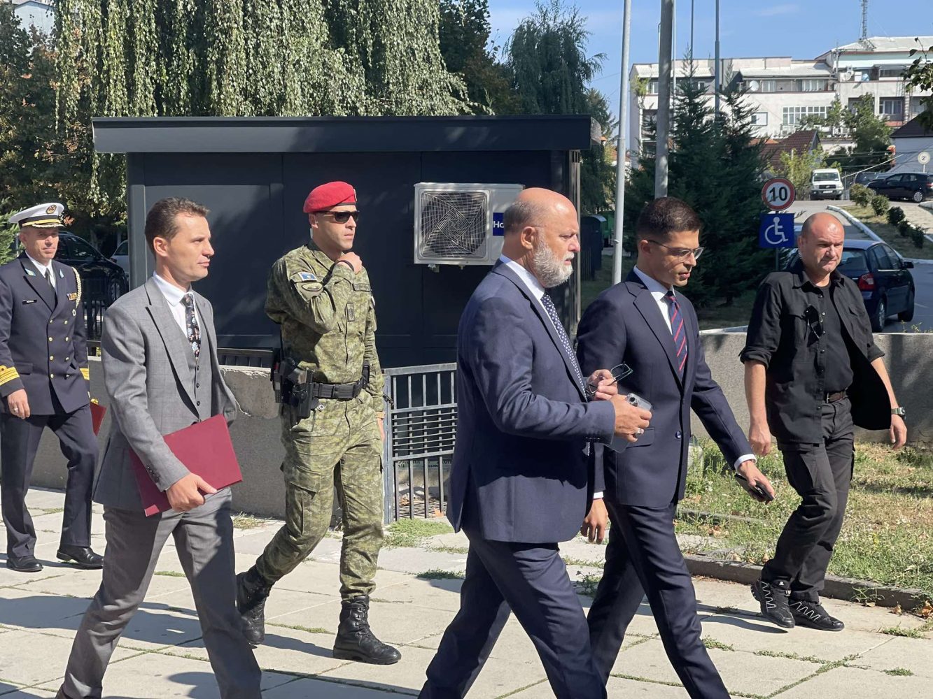 Ministri i Mbrojtjes i Shqipërisë takoi Kurtin, pas pak e pret Maqedonci