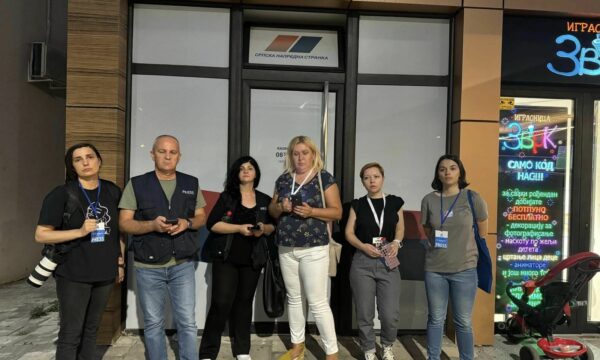 lista-srpska-mbreme-thirri-konference-per-mediume-te-caktuara,-ankohen-gazetaret-serbe-ne-veri