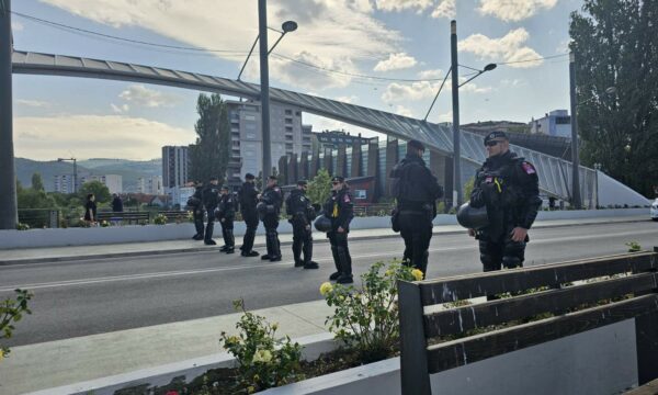 KFOR vendos automjete shtesë dhe trupa mbi Urën e Ibrit pas aksionit të djeshëm policor në Veri