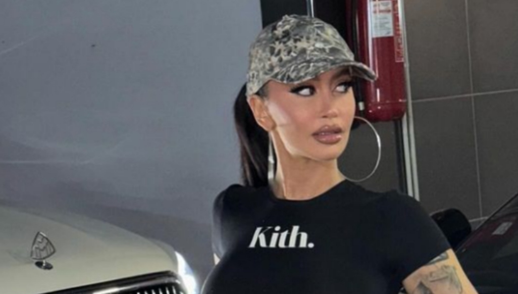 Dafina Zeqiri duket atraktive teksa pozon pranë Ferrarit që ia bleu të dashurit për ditëlindje