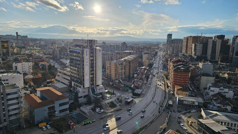 Prishtinë: 25-vjeçarja i hyn dajak të fejuarit të dehur, kunati i saj e çon në Polici