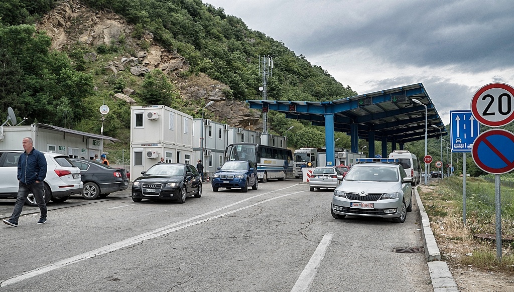 Big fluksi i mërgimtarëve në pikat kufitare, kolona 80 metra te Dheu i Bardhë