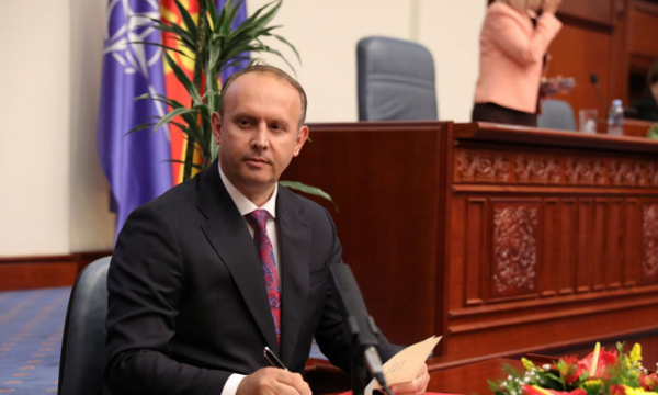 “incidenti-me-presidenten-osmani”,-“lejimi-i-riteve-fetare”-ne-institucione,-deputetet-maqedonas-therrasin-ne-interpelance-gashin