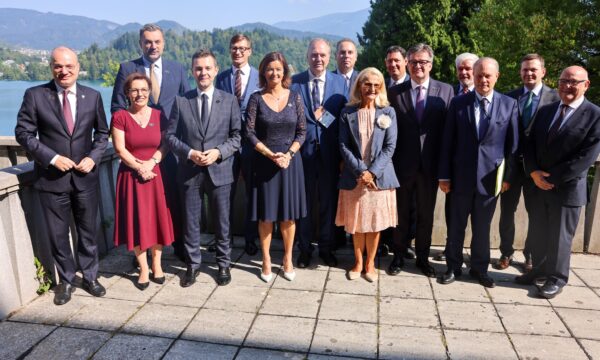 gervalla-ne-forumin-strategjik-te-bledit,-publikon-foto-me-homologet-nga-europa-juglindore,-shihet-edhe-lajcak