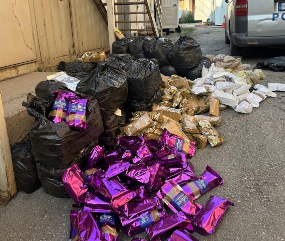 dogana-kap-340-kilograme-duhan-ne-kufi-me-serbine,-kapin-vleren-e-20-mije-eurove