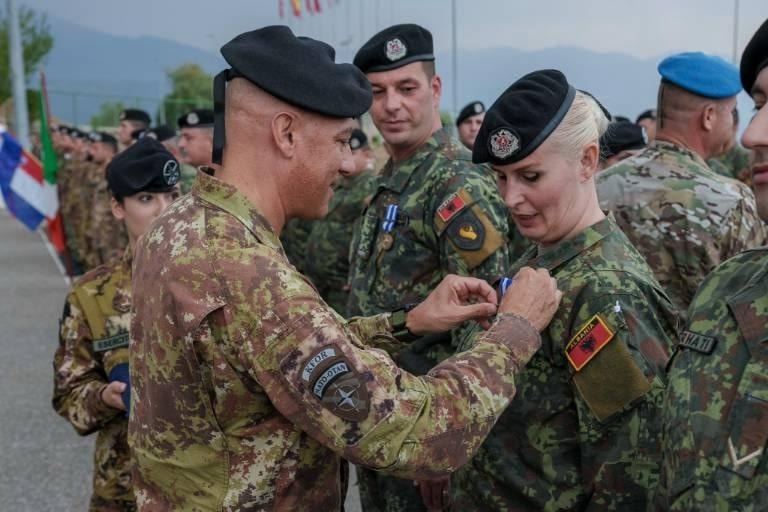 Një togë e kontingjentit shqiptar përfundon misionin në KFOR, nderohen me medalje