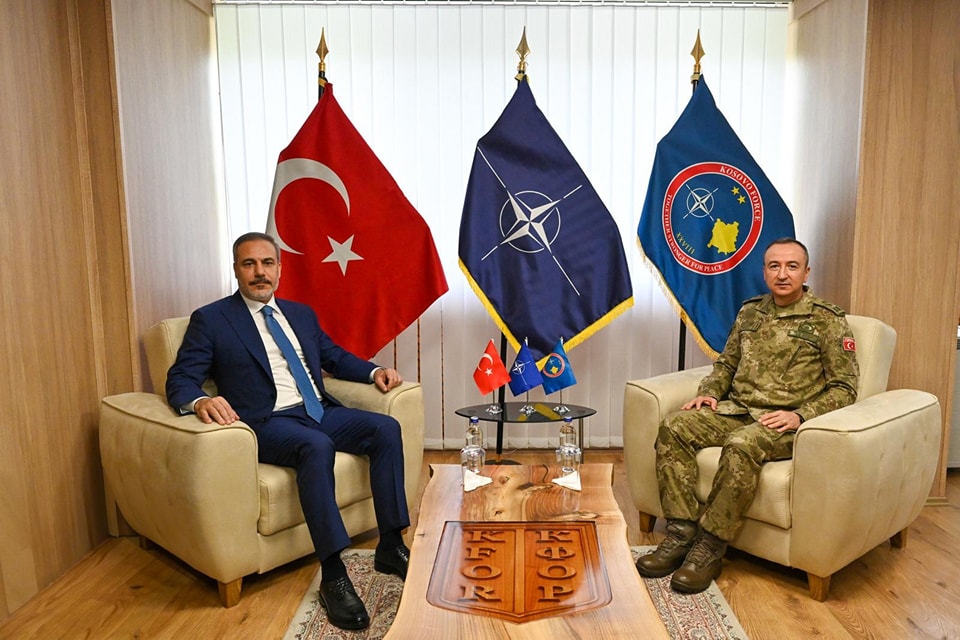 komandanti-i-kfor-it-takohet-me-ministrin-turk,-flasin-per-situaten-e-sigurise-ne-kosove