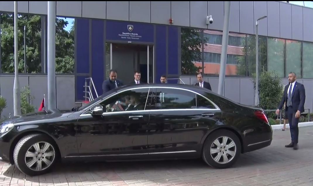 pas-osmanit,-kryediplomati-turk-i-shkon-ne-takim-kurtit
