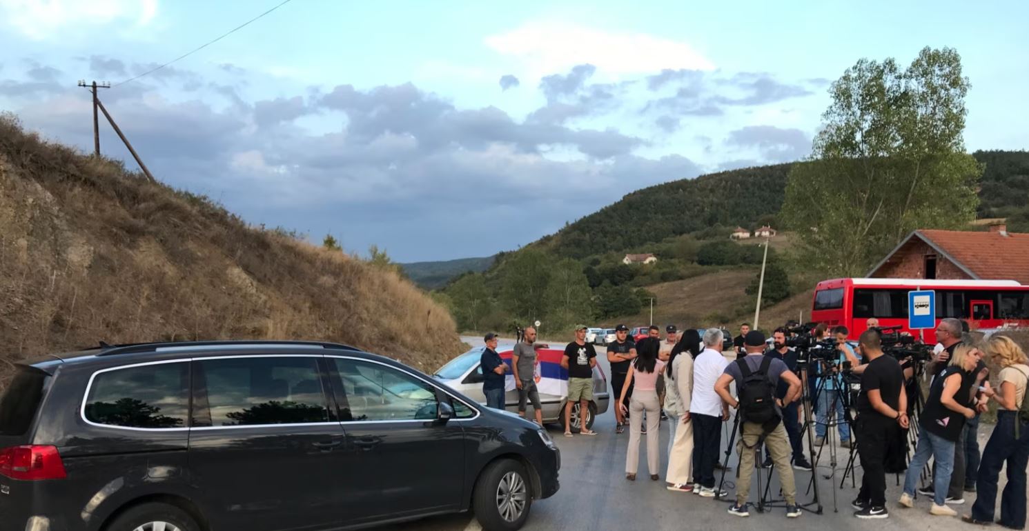 Bllokohet rruga në afërsi të pikës kufitare mes Serbisë dhe Kosovës në Merdarë