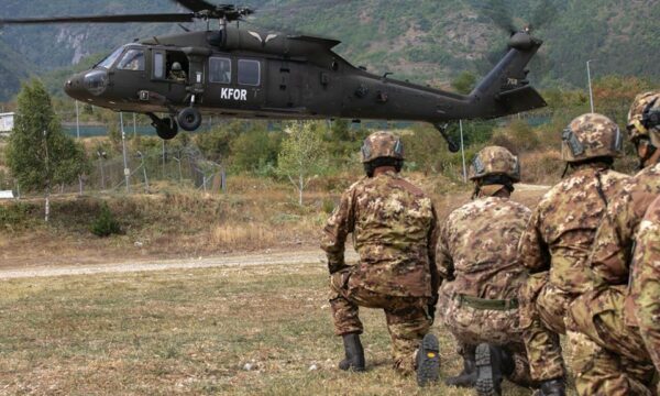 KFOR’i teston procedurat e sigurisë së helikopterit për ngarkim në rast emergjence