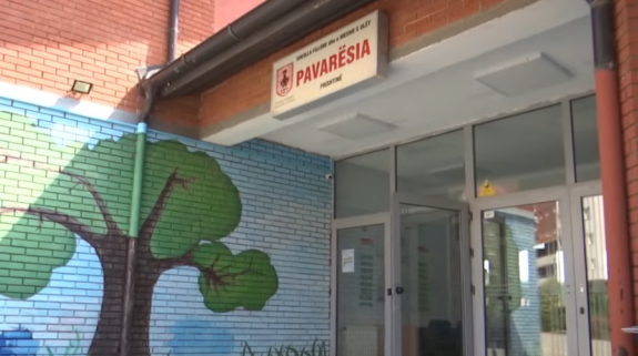 Mbingarkesa me nxënës në kryeqytet, shkolla “Pavarësia” detyrohet të krijojë aneks-klasa