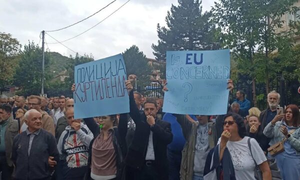 serbet-lokale-protestojne-para-stacionit-te-policise-ne-veri,-me-fishkellima-kerkojne-lirimin-e-4-te-arrestuarve