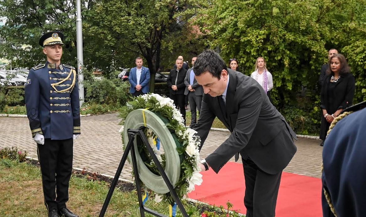 kurti-kujton-viktimat-e-11-shtatorit:-kosova-qendron-prane-shba-se,-theksojme-miqesine-tone-te-fuqishme