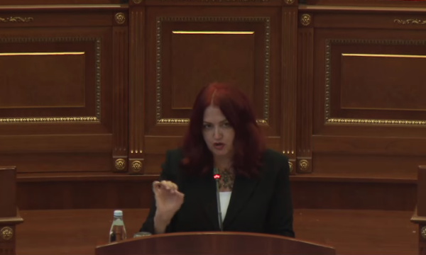hoxha:-ministria-e-arsimit-s’i-bleu-me-5-milione-euro-librat-per-nxenesit,-tash-jane-shpenzuar-20-milione