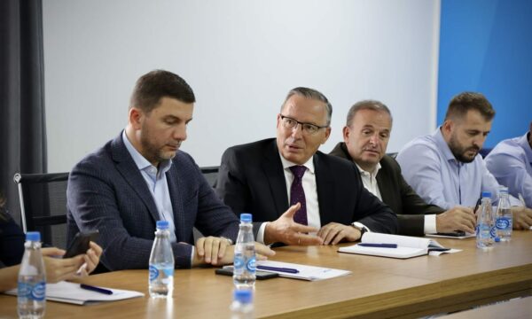 hamza-merr-perkrahjen-e-kryesise,-krasniqi-thote-se-pdk-do-t’i-jape-qeverine-e-re-kosoves