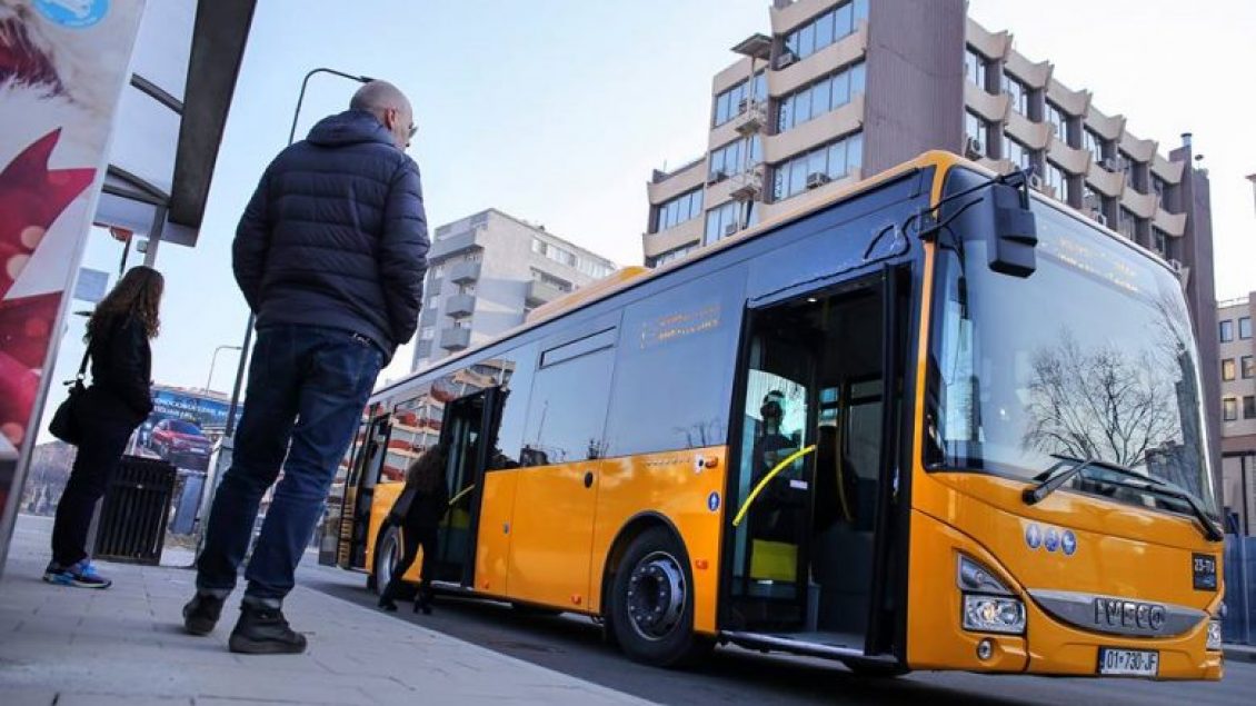 Kryeqytetasit sot mund të udhëtojnë pa pagesë me autobusët e Trafikut Urban dhe me biçikletat