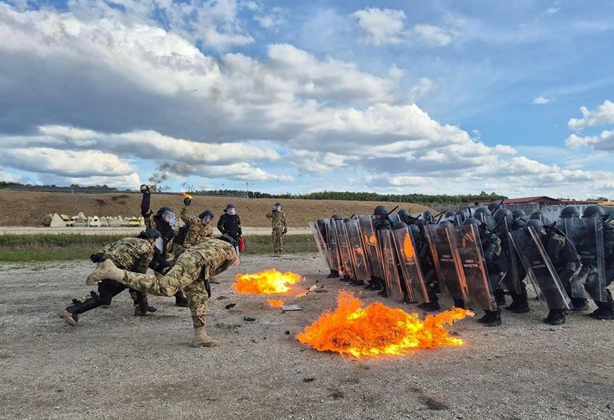 Ushtarët shqiptarë në KFOR kryejnë trajnim kundër zjarrit