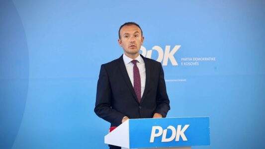 Mustafa i PDK-së: Kurti po e rrezikon të ardhmen e Kosovës, gjendja do të ndryshojë me Bedri Hamzën kryeministër