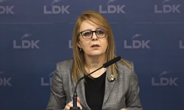 Deputetja Bajrami: Emigrimi e zvogëloi papunësinë, të punësuarit dhe të papunët po ikin nga Kosova