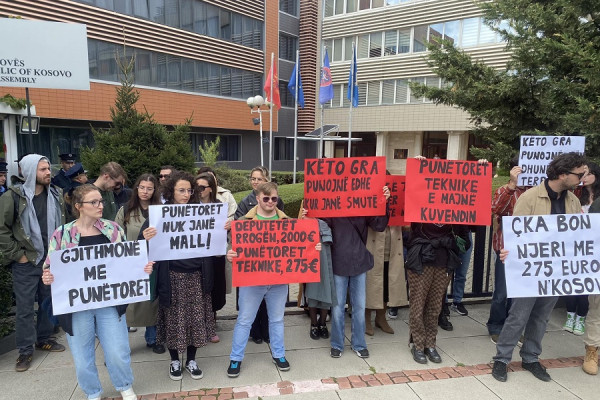 kolektivi-per-mendim-dhe-veprim-feminist,-me-proteste-mbeshtet-punetoret-teknike-te-kuvendit