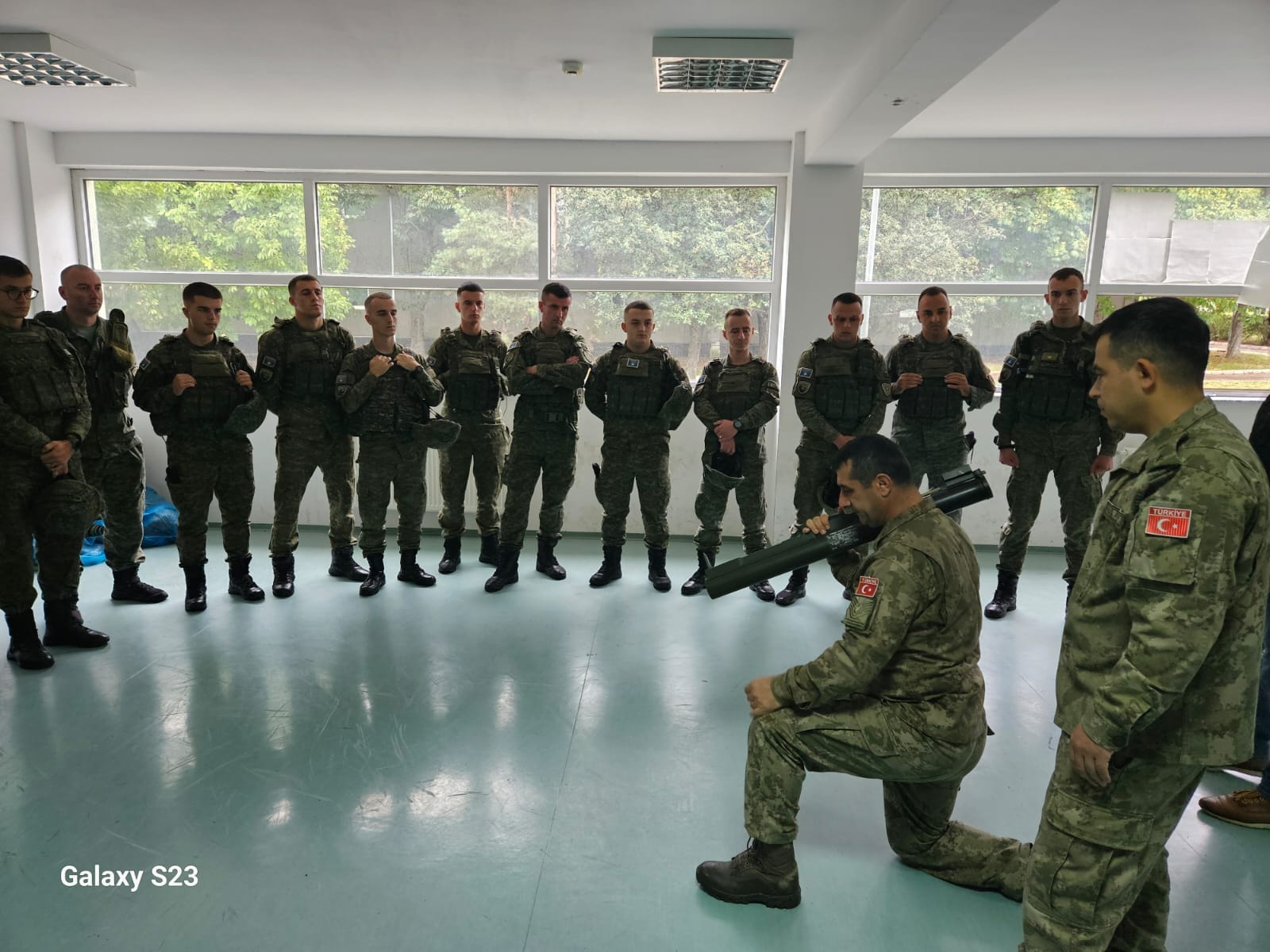 Instruktorët e ushtrisë turke trajnojnë pjesëtarët e FSK’së për përdorimin e antitankut HAR-66