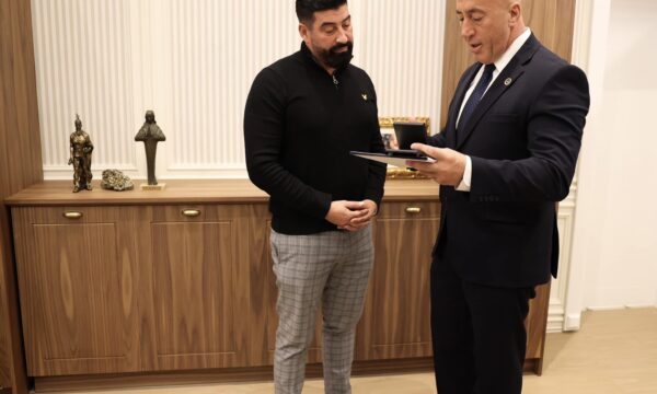 haradinaj-e-nderon-meden-me-medaljen-“me-besim-ne-zot,-atdhe-e-shtet”