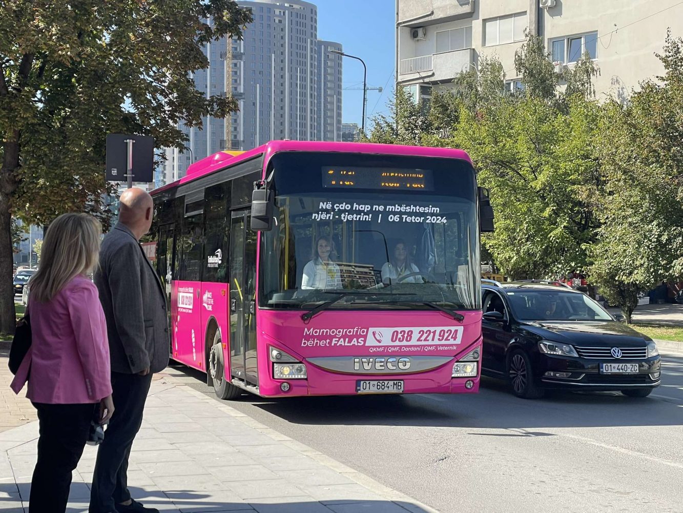 fushate-vetedijesuese-per-kancerin-e-gjirit-–-fillon-qarkullimi-i-autobusit-me-logon-“race-for-the-cure-prishtina-2024”