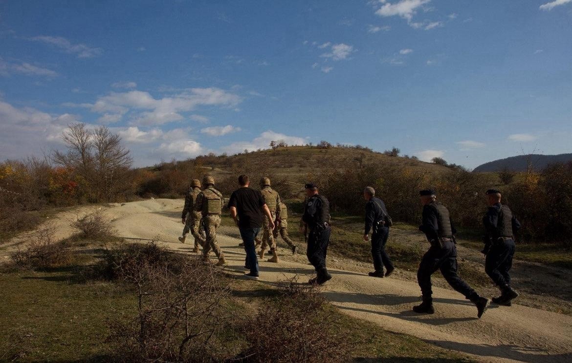 kfor-i-bashke-me-policine-e-kosoves-rrisin-patrullimet-ne-veri